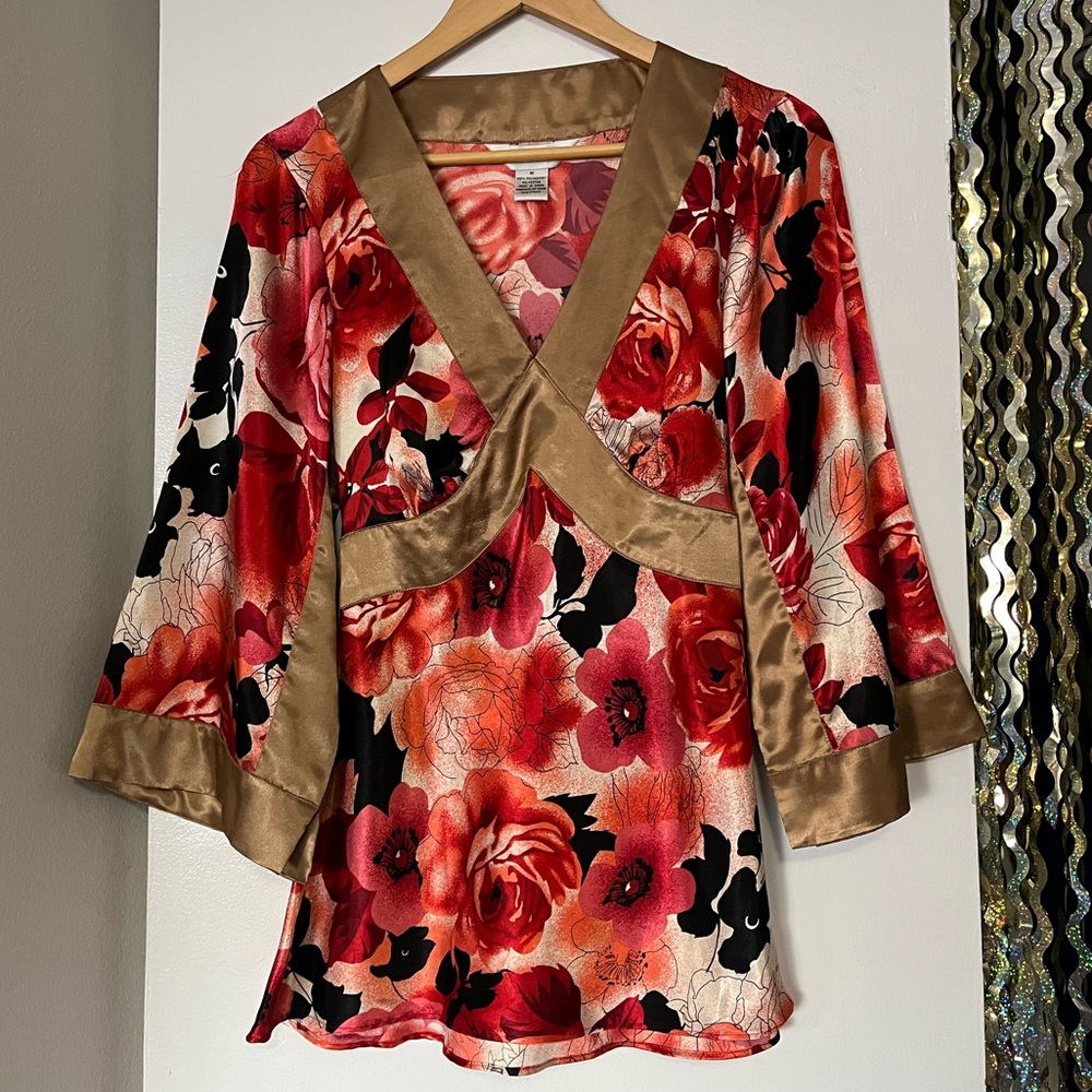 🌹 Red & orange floral satin blouse with gold trim, 3/4 sleeves & V-neck vintage